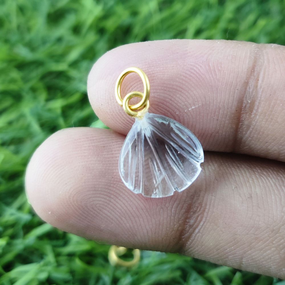 Stunning seashell-inspired heart-shaped pendant necklace with a crystal clear gemstone, perfect for any occasion.