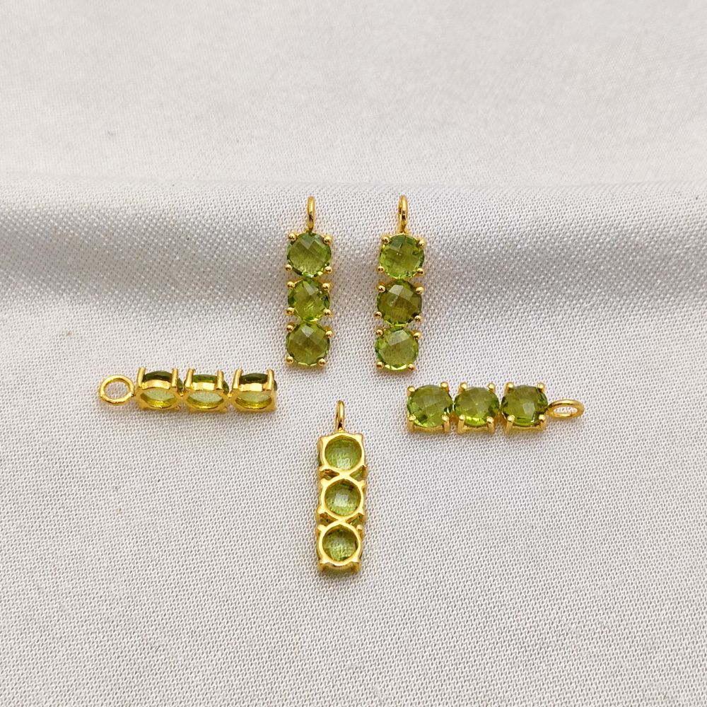 Elegant gold plated necklace with faceted peridot stones