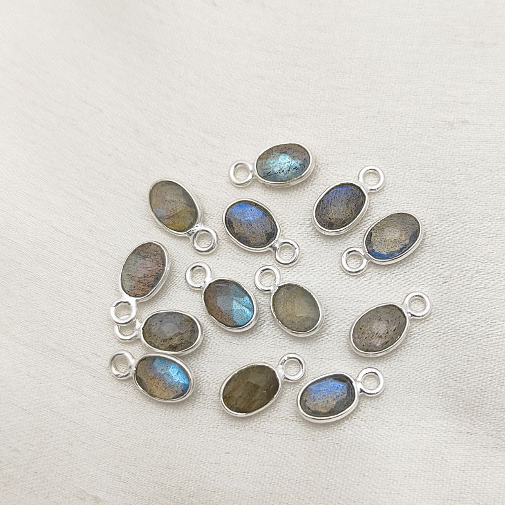 Handcrafted Labradorite Pendant – 4x6mm Oval Gemstone in Sterling Silver