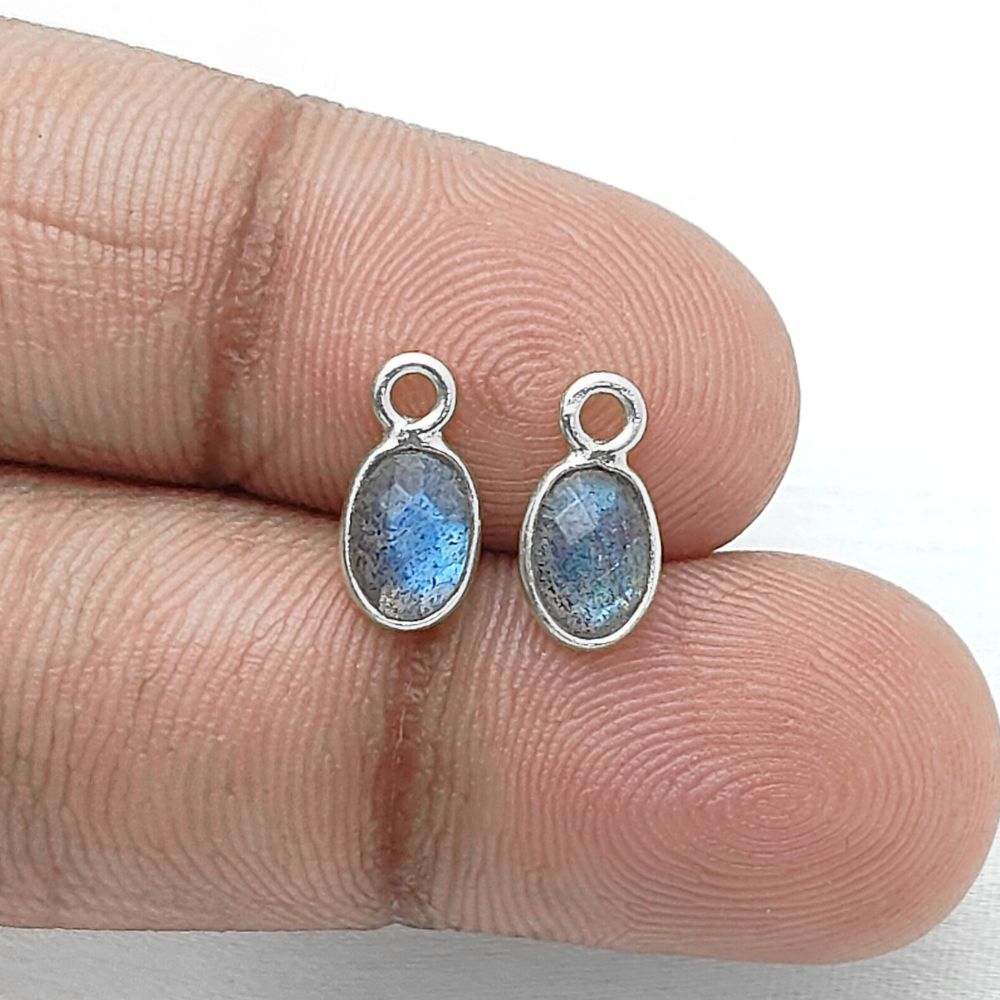 Elegant Labradorite Pendant – 4x6mm Oval Stone in Sterling Silver