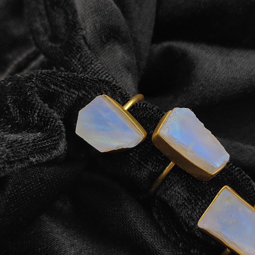 Rainbow Moonstone Gold Ring – Ethereal Glow & Spiritual Meaning