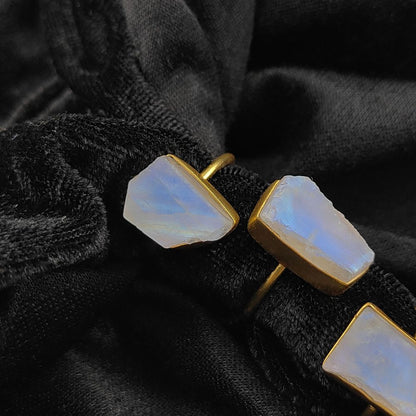 Rainbow Moonstone Gold Ring – Ethereal Glow & Spiritual Meaning